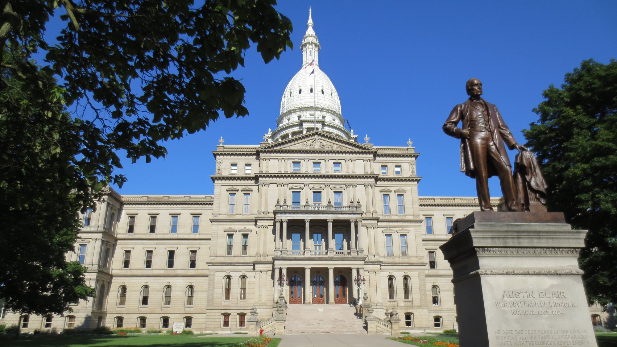 State_Capital_and_Statue_-_panoramio State_Capital_and_Statue_-_panoramio